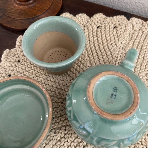 Vintage Korean Signed Celadon Ceramic Infuser Cup Tea Pot Lid Green Floral Mug - Picture 4 of 6